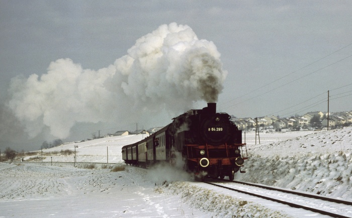 64 289 mit Sonderzug Richtung Gammertingen südlich von Engstingen, am 06.01.1979