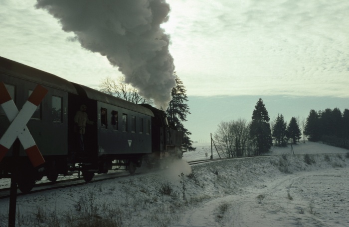64 289 mit Sonderzug Richtung Gammertingen südlich von Engstingen, am 06.01.1979