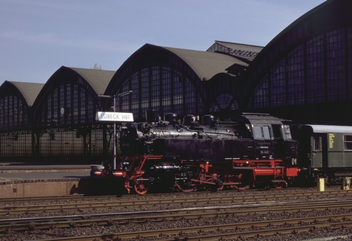 64 446 in Lübeck Hbf, am 15.05.1980