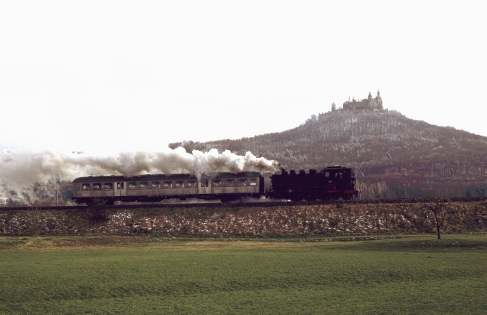 64 419 Tv mit Sonderzug von Hechingen Richtung Albstadt-Ebingen auf der Zollernbahn, der nur aus einem einzigen “Silberling” besteht, vor der Kulisse der berühmten Hohenzollern-Burg, am 13.04.1998