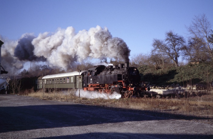 64 419 Zug nach Schwäbisch Hall, Ausfahrt Neuenstein, am 10.12.2005