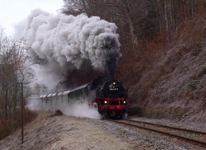 64 419 mit Zug nach Welzheim am Landstraßen- Bahnübergang am Wald hinterm Strümpfelbachtal, um 10:45h am 11.12.2011