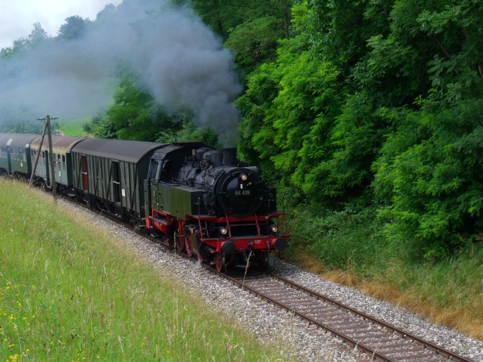 64 419 vor Zug Schorndorf-Welzheim, geschoben von V100 212 084, vor Klaffenbach, um 13:07h am 23.06.2012