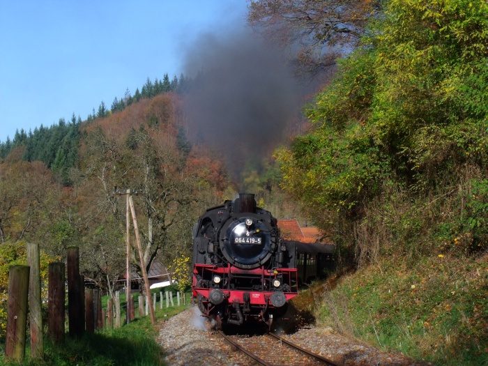 64 419 vor Zug Schorndorf→Welzheim, geschoben von V100 212 084, hinterm Strümpfelbachtal bei Steinbach, um 10:46h am 27.10.2013