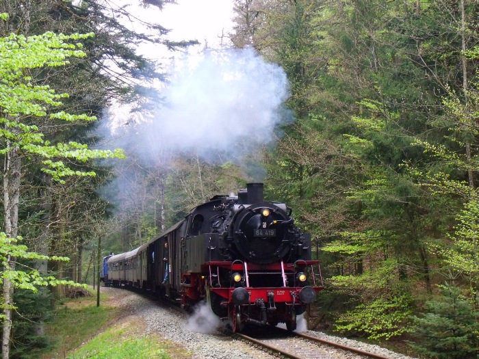 64 419 mit Zug nach Welzheim zwischen Laufenmühle und Breitenfürst (km 18,6), um 13:31h am 01.05.2016