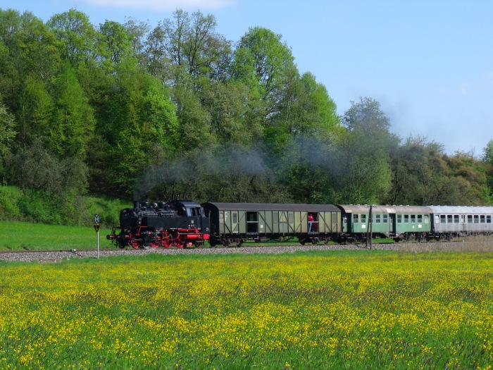 64 419 wird selbst völlig lautlos von der V60 aus Miedelsbach mit einer unglaublichen Beschleunigung und Qualmwolke (der V60!!) hinterm Sportplatz mit Zug nach Welzheim an den schön bunten Wiesen vorbei auf Streckenhöchstgeschwindigkeit geschoben, was....zum Glück auf dem Foto gar nicht stört. Sieht ja auch richtig schön aus. Fotografiert um 16:11h am 05.05.2016.