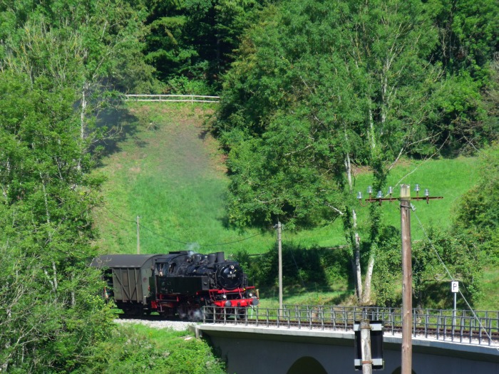 64 419 mit Zug Schorndorf→Welzheim, direkt am Strümpfelbachtal-Viadukt, um 10:16h am 14.08.2016