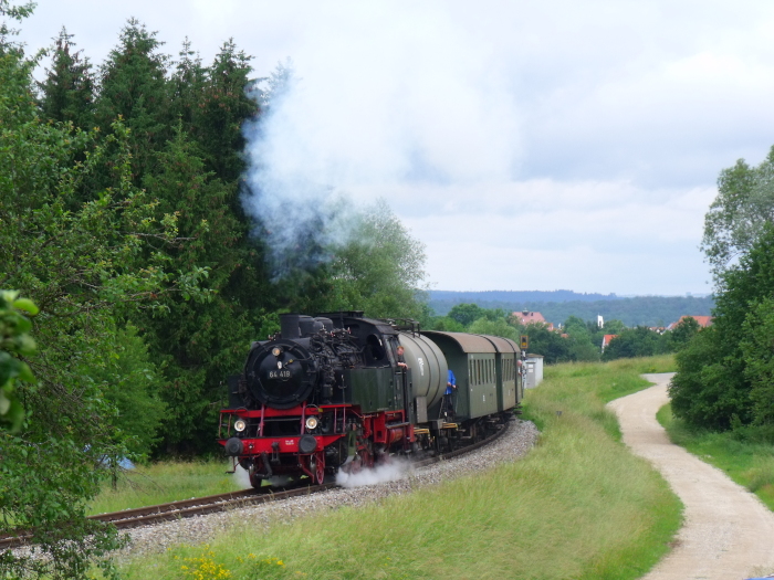 64 419 mit GES-Zug Nr.62141 nach Neuffen, zwischen Linsenhofen und Neuffen, um 11:31h am 16.06.2019