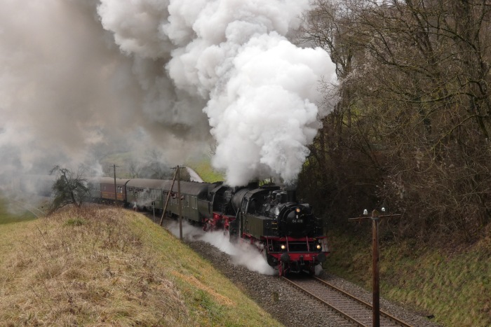 64 419 + 52 7596 vor dem Sonderzug der Eisenbahnfreunde Zollernbahn aus Tübingen auf der Fahrt nach Welzheim, fotografiert bei Klaffenbach,um 13:07h am 04.01.2020