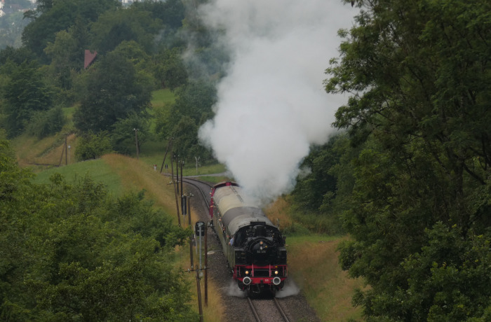 64 419 vorm Zug von Schorndorf nach Welzheim vor Klaffenbach, um 11:05h am 28.06.2020
