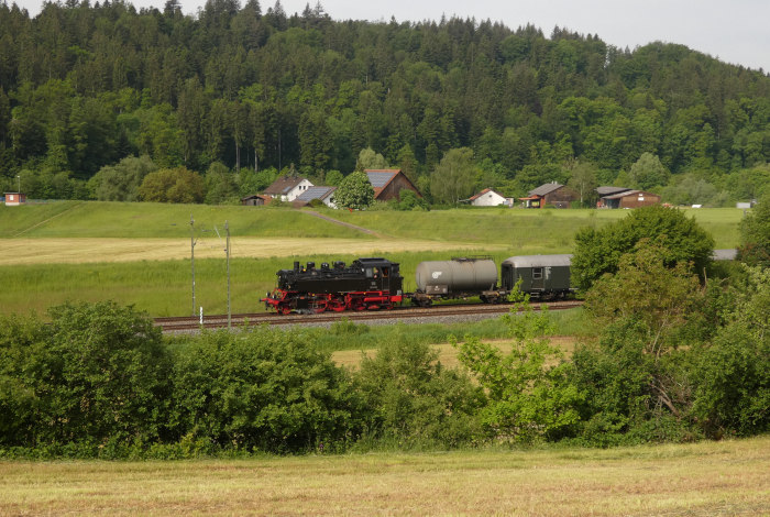 64 419 vor Sonderzug aus Richtung Stuttgart zum Dampflokfest in Nördlingen, hinter Lorch im Remstal, um 9:28h am 21.05.2023