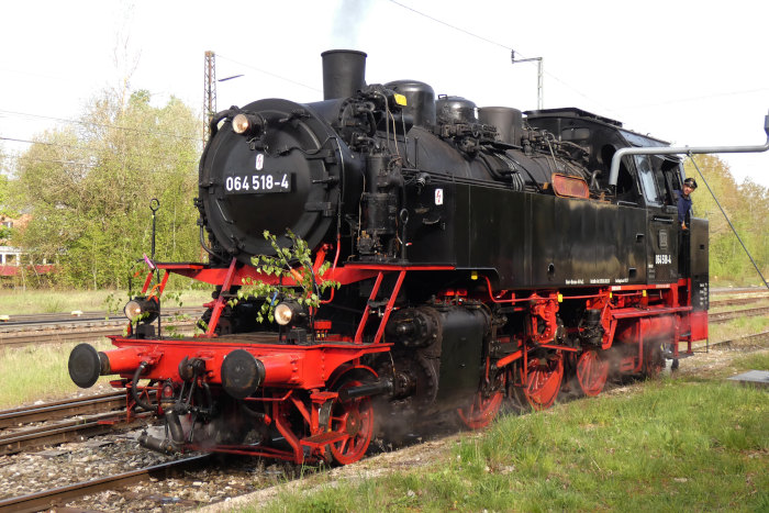 64 518 unnötigerweise mit Bundesbahn-EDV-Nummer beschriftet..., hier noch morgens vor den ersten Fahrten in Amstetten am Wasserkran, um 9:12h am 01.05.2024