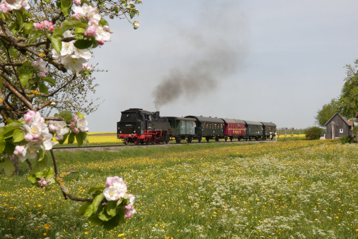 64 518 Tv zurück mit Zug Gerstetten→Amstetten Halt und Abfahrt in dem kleinen Bahnhof Waldhausen auf der Schwäbischen Alb, um 11.20h am 01.05.2024