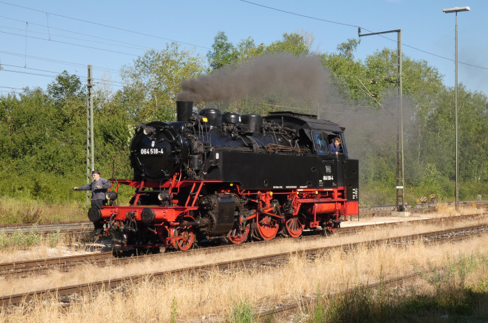 64 518 beim Umsetzen im Bahnhof Amstetten, nachdem sie den leeren UEF-Zug hierher auf die hinteren Gleise gebracht hat, um 9:10h am 14.07.2024