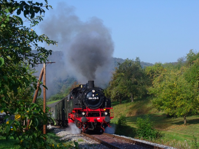 64 419 vor Zug Schorndorf-Welzheim, fotografiert hinter Oberndorf (Rudersberg) Richtung Klaffenbach, um 10:36h am 02.10.2011