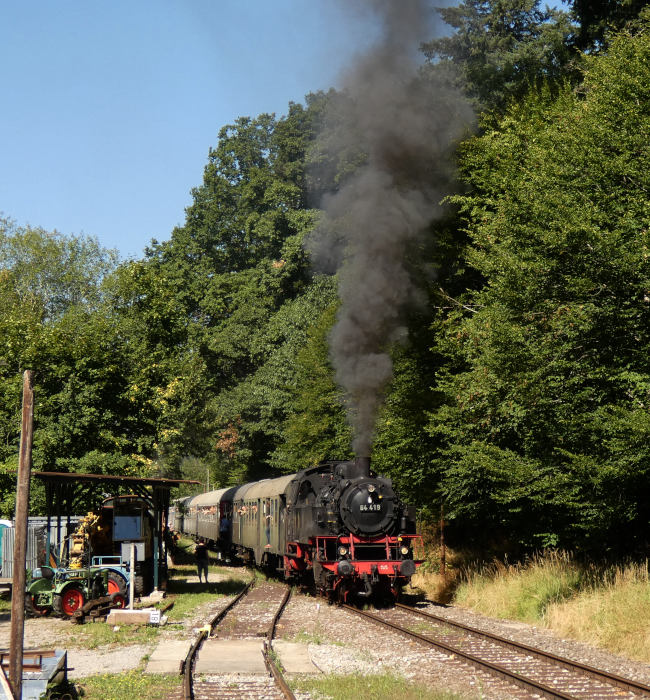 64 419 vor Zug Schorndorf→Welzheim, fotografiert während des kurzen Haltes in Breitenfürst, um 11:30h am 21.08.2022