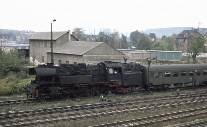 65 1046 Pz aus Arnstadt, einfahrend Saalfeld, am 14.10.1976