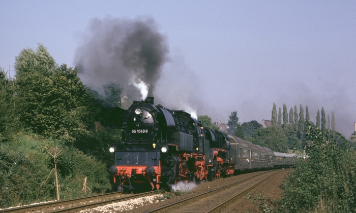 65 1049 + 58 3047 mit vereinigtem Sonderzug hinter Netzschkau, am 09.09.1989