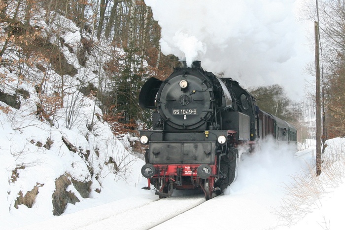 65 1049 mit STB 82846 Ausfahrt Zella-Mehlis West, am 05.02.2006