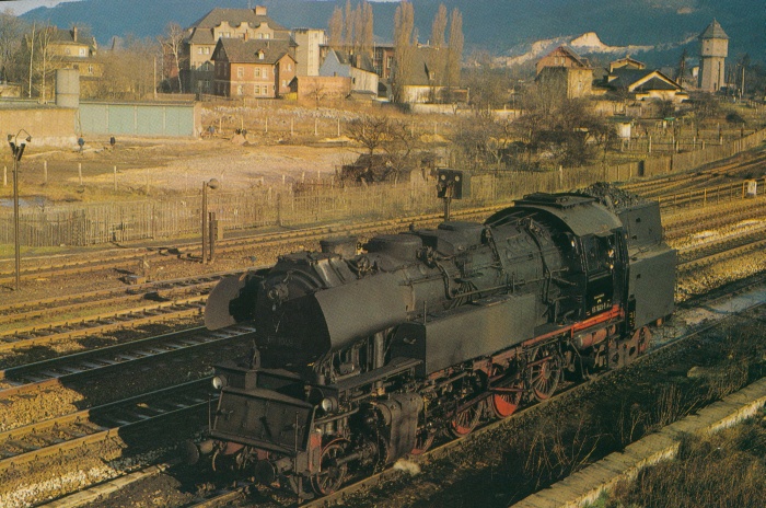 65 1049 beim Umsetzen in Saalfeld hinter der Straßenbrücke auf dem Umsetzgleis des Bw