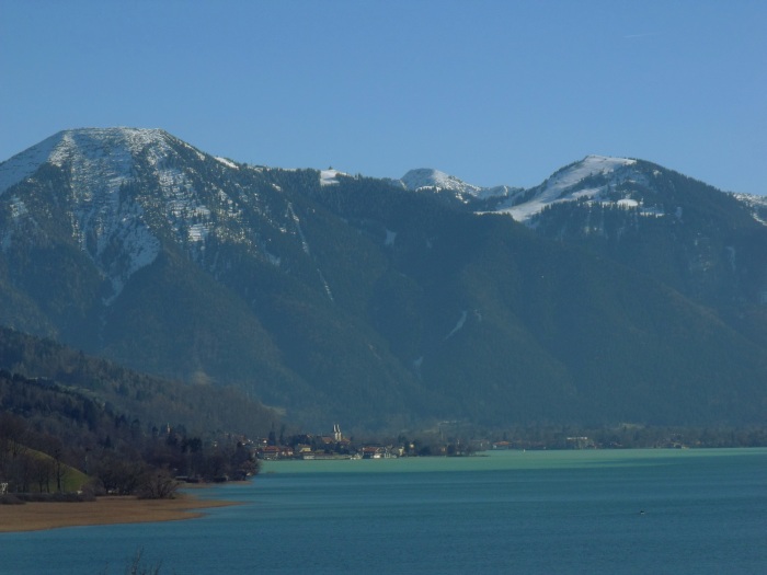 Damit... auch mal zu sehen ist, in welcher schöner Umgebung man sich immer für Aufnahmen der 70iger aufhält: Blick vom Hang bei Gmund aus über den See genau in Richtung der Kirchtürme vom Ort Tegernsee..., fotografiert um etwa 14:00h am 11.03.2017