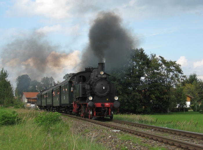 70 083 mit Sonderzug ->Tegernsee, hinter Ausfahrt Warngau, am 02.09.2007