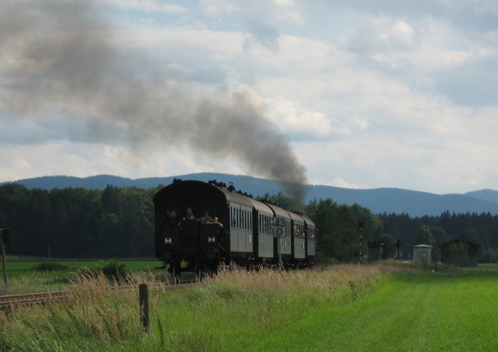 70 083 mit Sonderzug ->Tegernsee, hinter Ausfahrt Warngau, am 02.09.2007