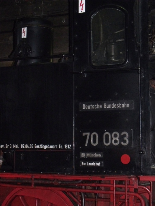 70 083 im Schuppen Bw Tegernsee, gegen 18:00h am 16.10.2010