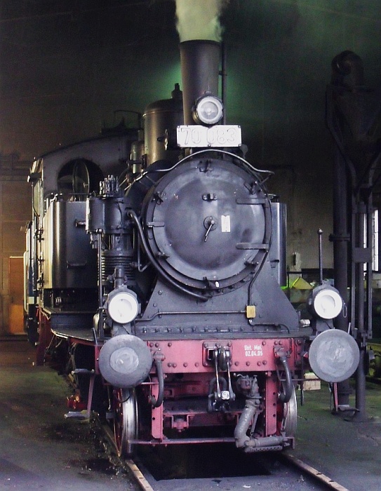 70 083 im Schuppen des kleinen Bw Tegernsee, gegen 18:00h am 16.10.2010