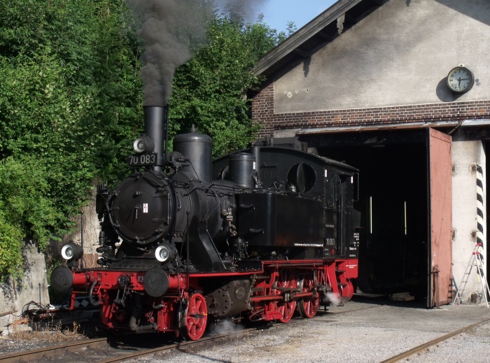 70 083 wird hochgeheizt... und geputzt, vorm Schuppen des kleinen BW Tegernsee, um 18:15h am 16.07.2011