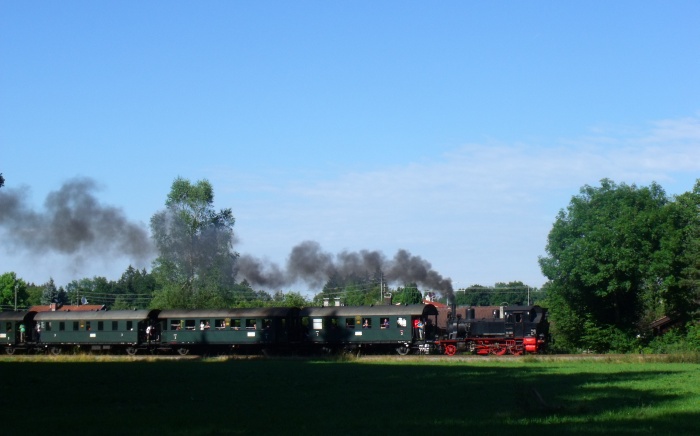 70 083 Tv auf der Rückfahrt mit dem Pendel- Sonderzug von Schaftlach nach Tegernsee, kurz hinter der Abfahrt Hp Moosrain, um 17:24h am 02.08.2015