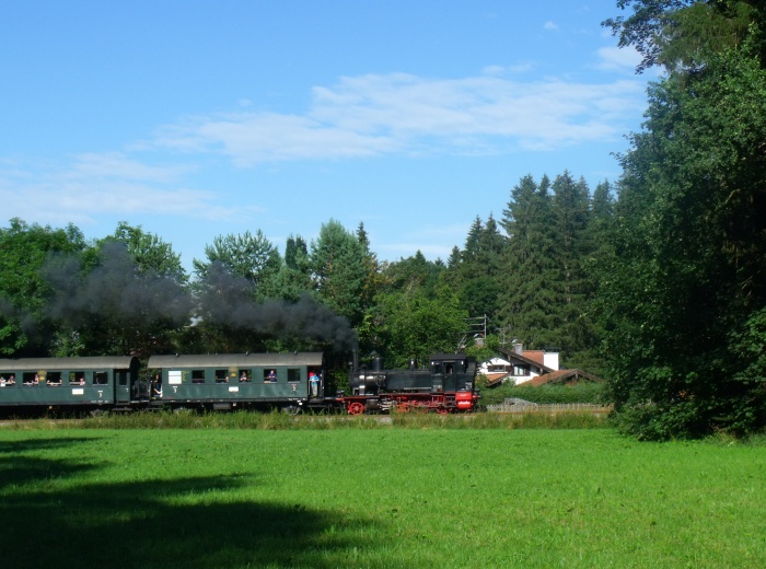 70 083 Tv auf der Rückfahrt mit dem Pendel- Sonderzug von Schaftlach nach Tegernsee, kurz hinter der Abfahrt Hp Moosrain, um 17:24h am 02.08.2015