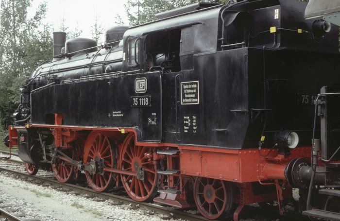 75 1118 in Amstetten am Nebenbahn-Bahnsteig, am 07.08.1994