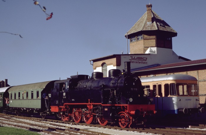 75 1118 neben WEG-Triebwagen Einfahrt in Gerstetten, am 09.10.1994