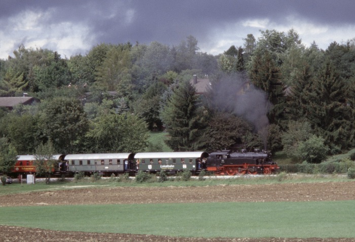 75 1118 mit Zug nach Gerstetten auf Bergfahrt vor Stubersheim, am 19.09.2004