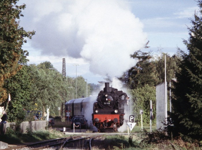 75 1118 Vorziehen im Bahnhof Amstetten, am 10.10.2004