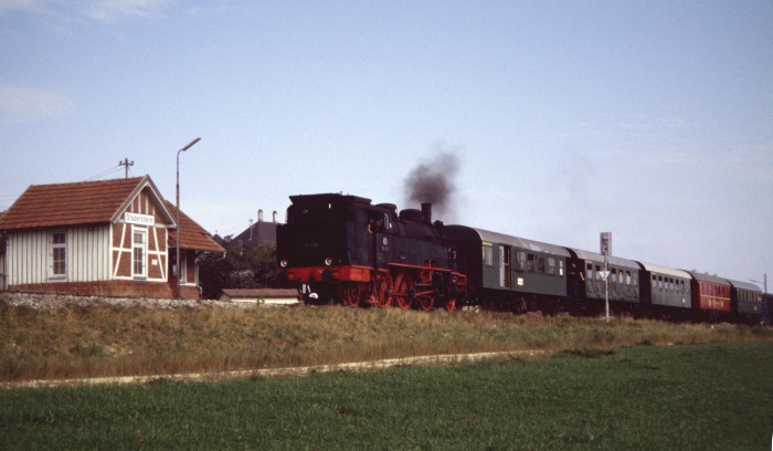 75 1118 Tv mit Zug →Amstetten in Stubersheim, am 25.09.2005