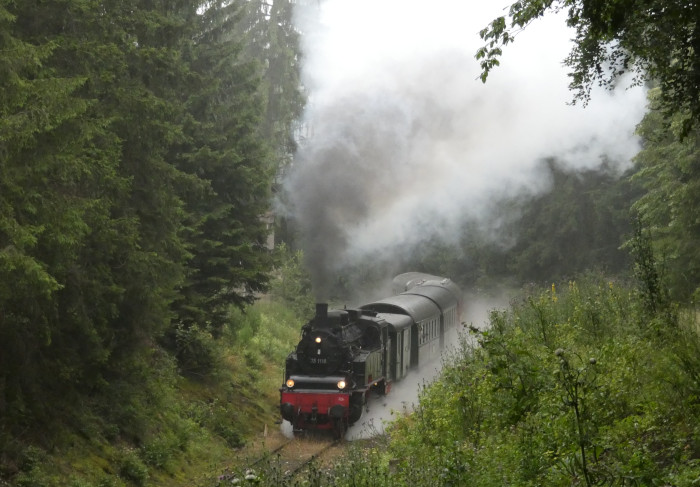 75 1118 mit Zug nach Gerstetten am unteren Benzwang in dem immer noch recht freistehenden Einschnitt nahe dem ex BW-Depot, um 9:50h am 17.07.2021