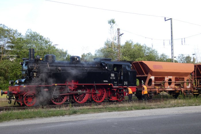 75 1118 vor dem kurzen Güterzug im Bahnhof Amstetten, um 7:45h am 09.07.2022