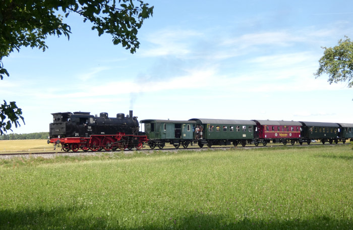 75 1118 Tv mit Zug Nr.13 Gerstetten→Amstetten, Abfahrt Waldhausen, um 11:40h am 09.07.2022