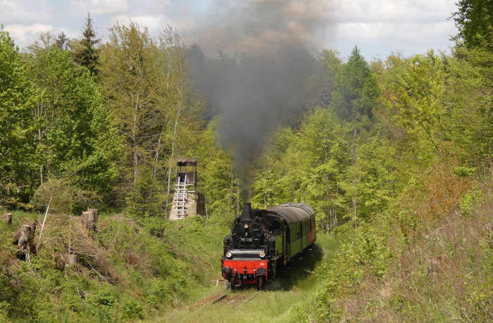 75 1118 mit 1.Zug nach Gerstetten am unteren Benzwang wieder mal hinter den Kurven nahe dem ex BW-Depot, um 12:57h am 18.05.2023