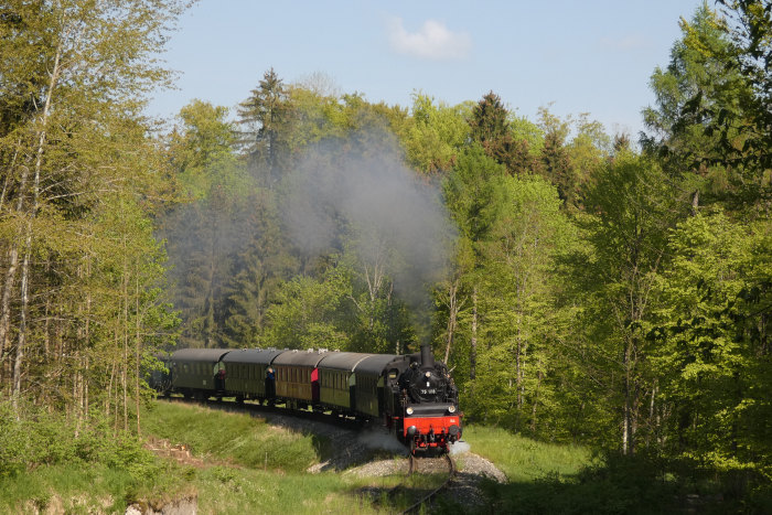 75 1118 mit morgendlichem Zug Amstetten→Gerstetten, in der Steigung im Amstettener Wald am „Benzwang“, um 9:35h am 18.05.2023