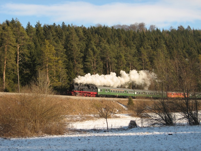 78 468 mit dem Sonderzug SdP 726 Richtung Kleinengstingen nördlich von Bronnen, um 13:55h am 03.01.2010