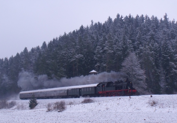 78 468 mit dem ersten Pendelzug von Gammertingen nach Sigmaringen am immer noch kalten und frisch verschneiten Ostersonntag auf der Schwäbischen Alb, an der Bundesstraße 32 südlich von Gammertingen, um 9:50h am 31.03.2013