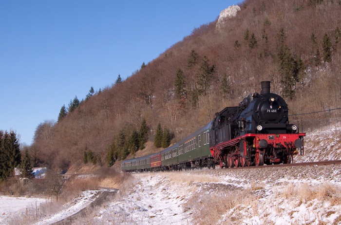 78 468 mit dem DPE 81960 hinter Albstadt-Ebingen, 03.01.2010