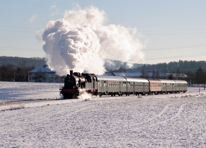 78 468 mit dem Sonderzug SdP 726 Richtung Kleinengstingen hinter Haidkapelle, um 14:40h am 03.01.2010