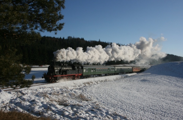 78 468 mit dem Sonderzug SdP 726 Richtung Kleinengstingen vor Haidkapelle, um 14:20h am 03.01.2010