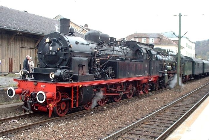 78 468 + 38 3199 vor Sonderzug