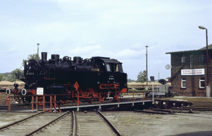 86 501 im Bw Rochlitz, um 11:25h am 03.09.1983