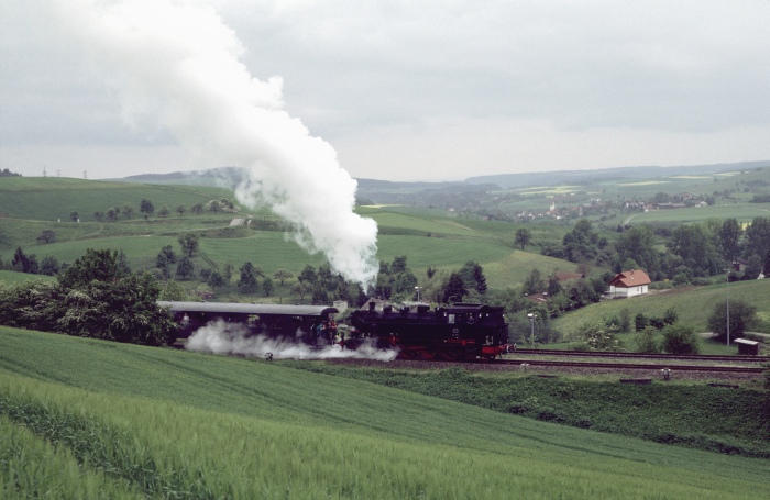 86 333 Tv mit Zug von Blumberg nach Weizen abwärts, Ausfahrt Epfenhofen, um 14:15h am 23.05.1999
